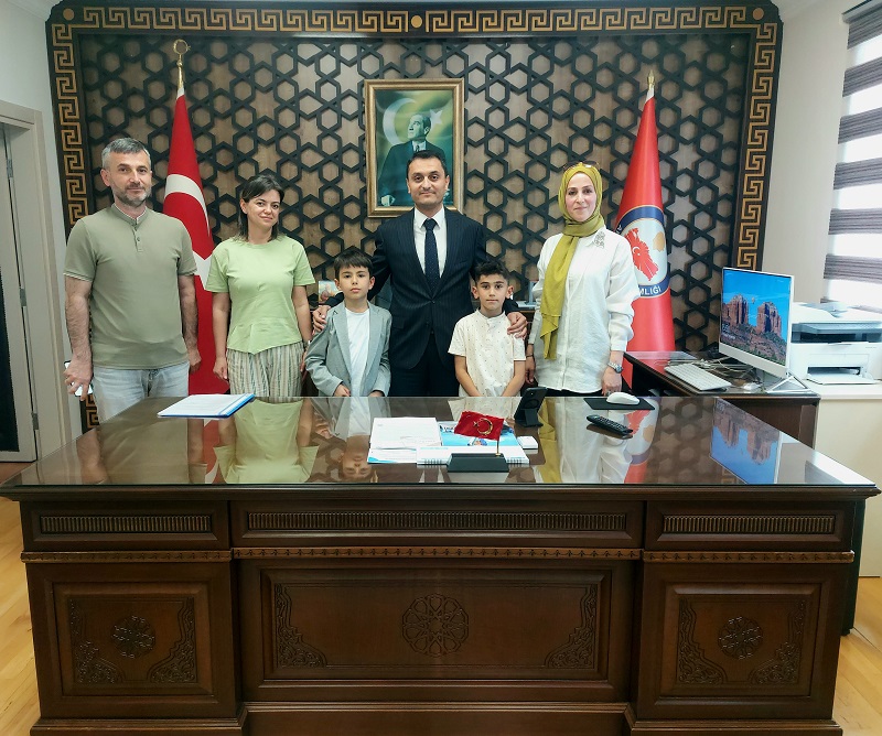 Dereceye  Giren Öğrenciler  ,Öğretmenleri  ve  Okul Müdürü Sayın  Kaymakamımızı Makamında  Ziyaret Etti 